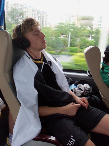 50 Minuten Busfahrt jeden Tag zum Training, da bleibt Zeit für ein bisschen Musik (© privat)